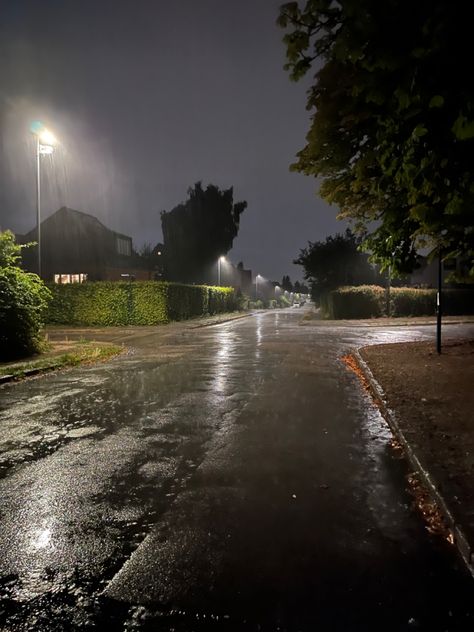 It's a aesthetic dark street on a rainy night. Rain, rainy night, city, lights, dark aesthetic, street Rainy Street Aesthetic, Rainy Street Night, Rainy Night City, Rainy City Night, Dark Rainy Night, Wallpaper Outdoors, Outdoors Wallpaper, Outdoor Wallpaper, Rainy Streets