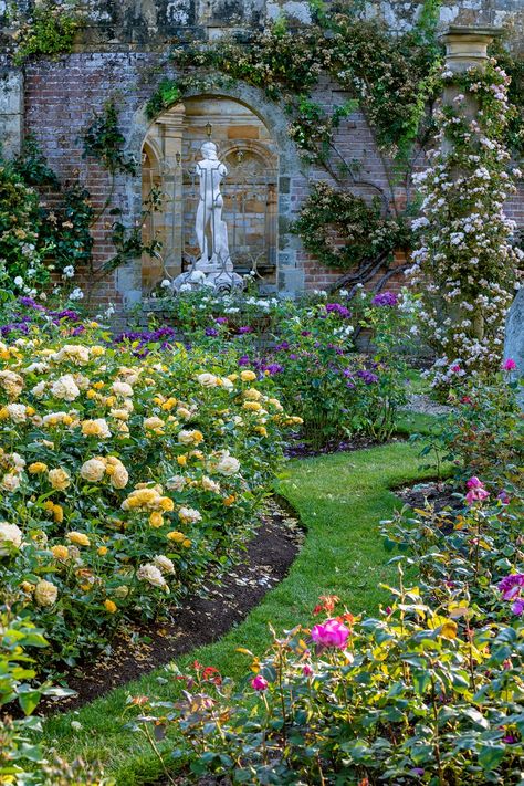 The Rose Garden at Hever Castle. #HeverCastle #Rose #Roses #RoseGarden #Kent #VisitKent Royal Rose Garden, Old Castle Garden, Castle Front Yard, Garden Roses Aesthetic, Medieval Castle Garden, Victorian Rose Garden, Hever Castle Wedding, Old Garden Aesthetic, Garden Of Time