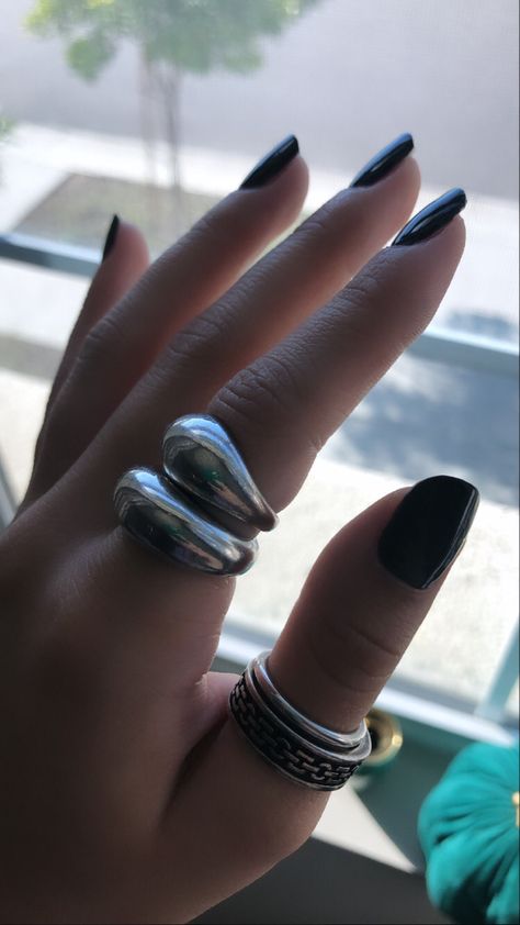 Black Nails, Lots Of Rings Aesthetic Silver, Big Rings Aesthetic, Aesthetic Goth, Nail Files, Big Rings, Holographic Nails, Girly Photography, Black Rings