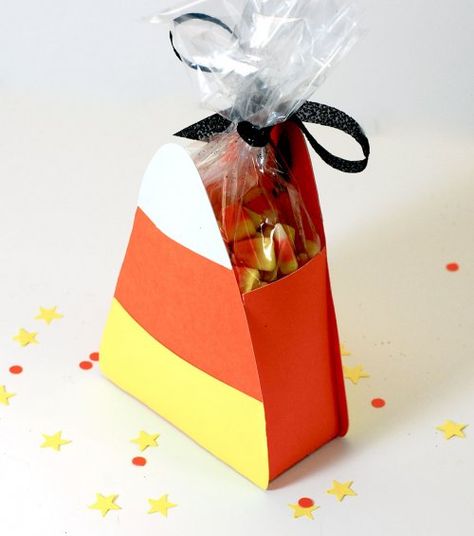 Free candy corn die cut template files for download. Compatible with most die cut machines. Very cute and easy to make. Halloween Candy Corn Treats, Diy Halloween Treat Bags, Treat Box Template, Halloween Treat Bags Diy, Diy Halloween Candy, Halloween Treat Holders, Diy Halloween Treats, Halloween School Treats, Halloween Treat Boxes