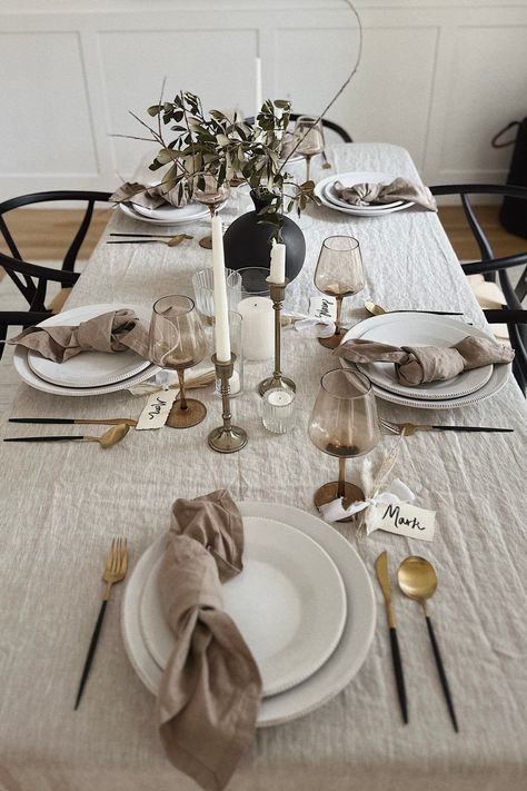 A Neutral Holiday Tablescape | Ashley Robertson | The Teacher Diva: a Dallas Fashion Blog featuring Beauty & Lifestyle | holiday hosting, seasonal entertaining, holiday entertaining, chic holiday decor, chic tablescape, hosting tips, dining room, table setting Dining Table Setting Ideas, Dinning Table Diy, Chic Tablescape, Dining Table Decor Everyday, Modern Dinner Table, Dinner Table Set Up, Casual Table Settings, Dining Room Table Settings, Table Settings Everyday