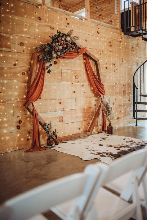 Indoor Western Wedding, Terracotta And Blue Wedding Decor, Rust Orange Wedding Decor, Fall Wedding Ceremony Arch, Wedding Arch Autumn, Orange And Brown Wedding Ideas, Fall Wedding Bridesmaid Dresses Rustic, Fall Weddings Outside, Terracotta Rustic Wedding Theme