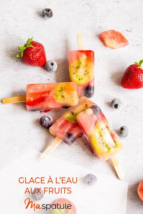 S’il y a une chose que nous apprécions tous en été, c’est bien les glaces ! Découvrez notre recette glace à l’eau aux fruits pour vous rafraîchir à toute heure de la journée tout en vous régalant. Pour les réaliser, rien de plus simple : des fruits, du sirop et de l’eau, le tout dans le moule à glace de Silikomart. Les enfants en raffolent ! Dessert, Fruit, Glace Fruit, Watermelon