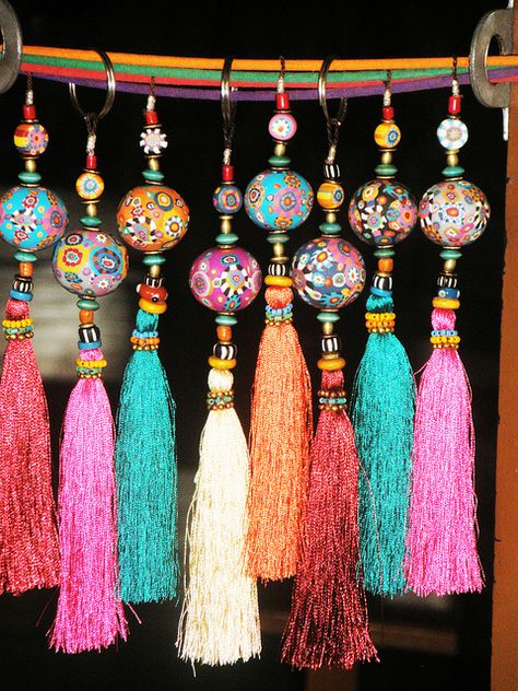 Typical Bohemian color-scheme... how could you not be happy in a room, or home, decorated in these colors?!  :-) Tassen Hanger, Hantverk Diy, Estilo Hippy, Hippy Chic, Gelang Manik, Diy Schmuck, Perfume Bottle, Bohemian Decor, Jewelry Inspiration