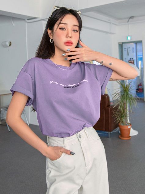 DAZY Camiseta de hombros caídos con estampado de slogan Purple Outfits Women Casual, Dark Purple T Shirt Outfit, Purple College Outfit, Lilac Tee Outfit, Lilac Tshirt Outfits, Purple Style Outfit, Purple Tee Outfit, Casual Outfits Purple, Lilac Shirt Outfits