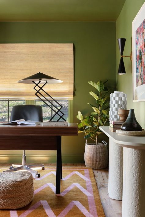 Eclectic modern office design California Design Interior, Eclectic Mid Century Modern, Green Home Offices, Moody Office, House Of Hackney Wallpaper, Farmhouse Makeover, Mid Century Office, Graphic Rug, Green Office