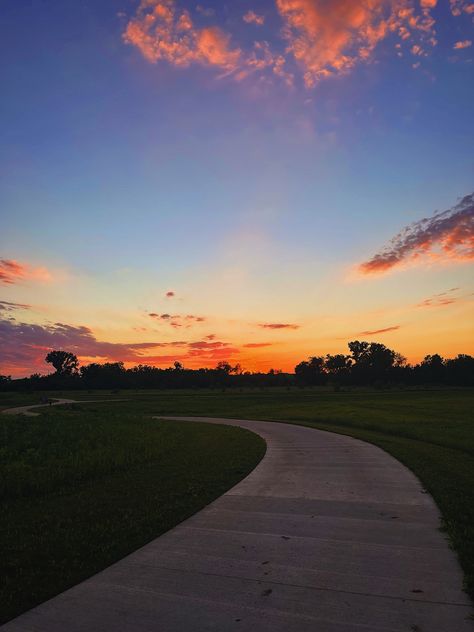 Aesthetic Sunset Picture On Walking Trail Park Oarnge Sunset Trees Nature Sunset Oudoorsy Aesthetic Instagram Pic For Sunset Feed Nature, Park Trail Aesthetic, Scenic Walk Aesthetic, Zepeto Background Sunset, Walking Trails Aesthetic, Sunrise Walks Aesthetic, 6:30 Am Aesthetic, Spending Time In Nature Aesthetic, Sunset Walks Aesthetic