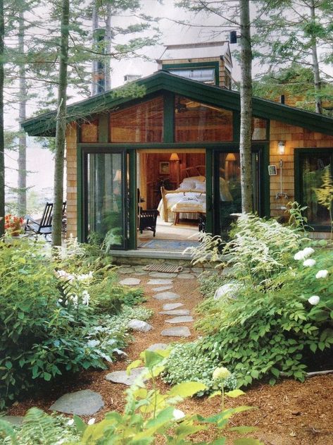 Wandering the Good: Photo: Tiny Cabins, Feeling Picture, Neighborhood Architecture, Small Cabin In The Woods, Cottage House Exterior, Haus Am See, Cottage Exterior, Little Cabin, Lake Cabins