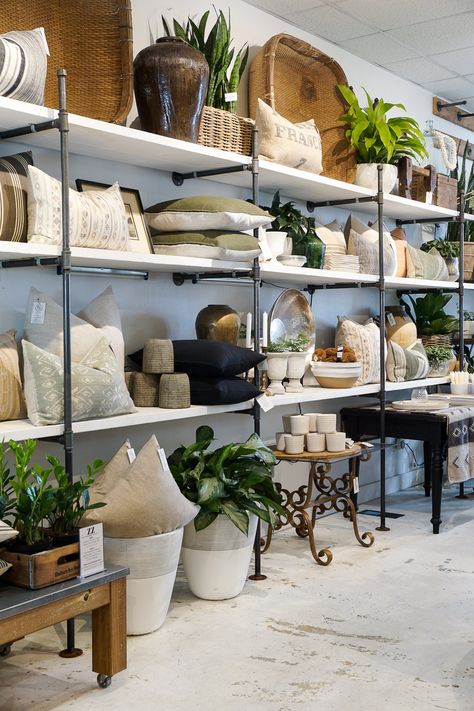 A slo mo shop tour at Oliver and Rust – Oliver and Rust Vintage Interiors Gift Shop Interiors, Gift Shop Displays, Retail Store Interior Design, Store Design Boutique, Retail Store Interior, Regal Design, Boutique Decor, Store Interiors, Retail Store Design