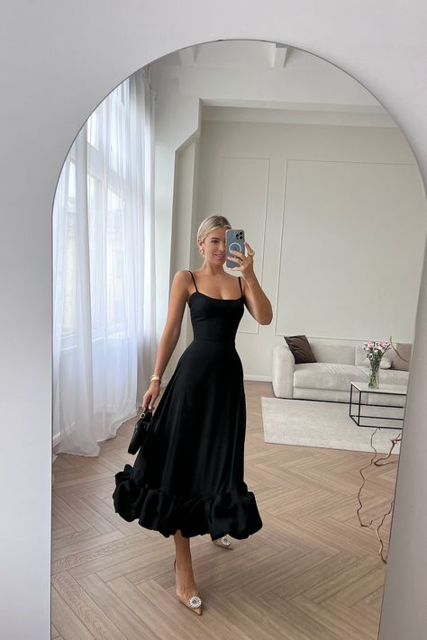 Pretty Wedding Guest Dresses, Graduation Dress University Uk, Elegant Wedding Outfits Guest, Wedding Guest Dress March, Prom Dresses Mid Length, Black Midi Formal Dress, Black Wedding Guest Outfit, Black Dress Graduation, Wedding Guest Dress Winter