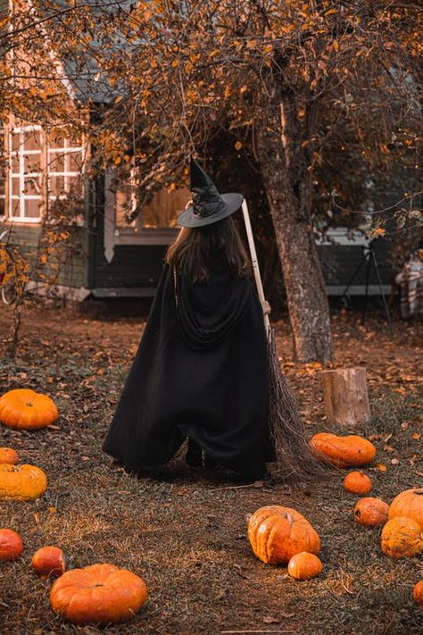 Samhain Traditions, Autumn Witch, Witch Pictures, Black Witch Hat, Halloween Photography, Halloween Photoshoot, Fantasias Halloween, Season Of The Witch, Halloween Cupcakes