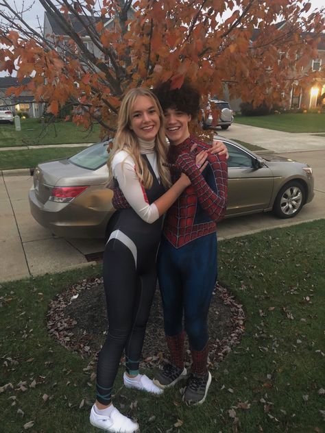 halloween costume couples ideas spiderman spider gwen stacy couple goals Spider Man And Gwen Couple Costume, Spiderman And Spider Gwen Halloween Costume, Spiderman And Gwen Stacy Halloween Costume, Gwen And Miles Halloween Costume, Sabrina Spell Man Halloween Costume, Hollween Costumes Ideas Couples, Couple Marvel Halloween Costumes, Spiderman Gwen Stacy Costume, Spiderman And Spiderwoman Costume