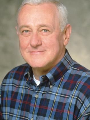 John Mahoney (1940-2018) Actor, played the beloved dad on "Frasier". Frasier Cast, John Mahoney, Frasier Crane, Gay Celebrities, Money Poster, Kelsey Grammer, Hard To Say Goodbye, I Will Remember You, Cat Obsession