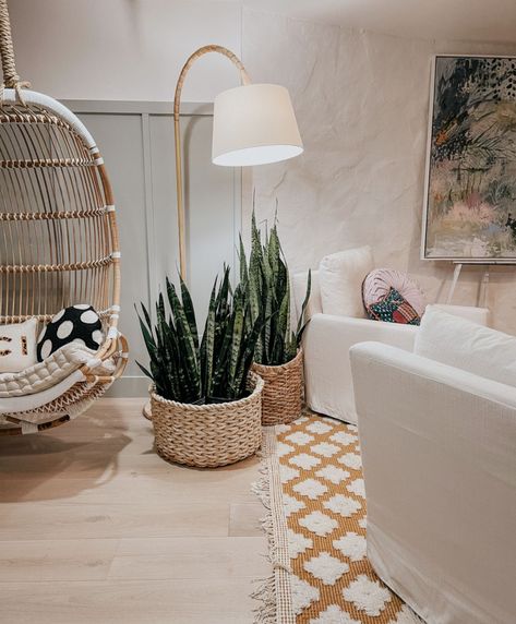 I love how much plants add to decor. I actually don’t have any faux plants in our home, no judgement if you do! That being said, it can be hard to put plants in every room, especially those rooms with no windows or poor lighting. Plants won’t grow and slowly die if they don’t get light. Don’t let that stop you, I have a solution! Plant Corner Living Room With Grow Light, Indoor Plant Lighting Ideas Living Room, Lighting For Indoor Plants, Floor Lamp Grow Light, Grow Light Floor Lamp, Plant Floor Lamp, Grow Light Lamp Ideas, Plant Room In House, Plant Wall Lighting