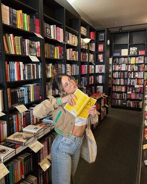 Book Store Picture Ideas, Book Store Outfit Aesthetic, Book Store Instagram Pics, Outfit For Library, Going On A Walk Outfit, Book Signing Outfit Ideas, Book Signing Outfit, Book Store Pictures, Book Shopping Outfit