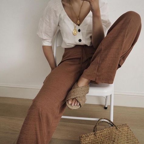 Summer Work Outfits, Modest Boho Outfits, Brown Pants Outfit, Minimalist Moda, Mode Tips, Bohemian Mode, Stil Inspiration, Modest Wear, Moda Boho