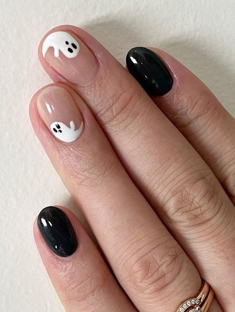 simple black nails with ghosts Easy Nail Designs Halloween, Ghosts On Nails, Halloween Nails Paint, Halloween Designs For Nails, Simple Ghost Nail Art, How To Do Ghost Nails, Halloween Nail Easy, Cute And Easy Halloween Nails, Nail Inspo Halloween Simple