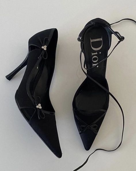 Dior Ribbon, Shoes Heels Black, Elegant Shoes Heels, Pretty Heels, Pointy Heels, Cute Shoes Heels, Shoes Heels Classy, Vintage Shopping, Classy Shoes