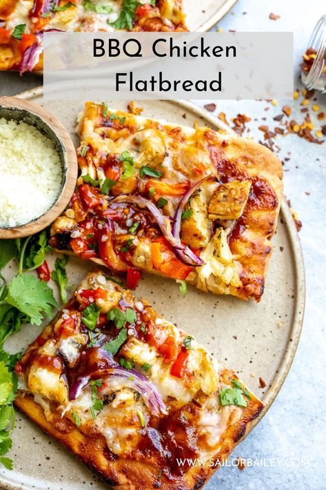 Best Flatbread Pizza Recipes, Flatbread Pizza Bbq Chicken, Flat Bread Chicken Pizza, Barbecue Flatbread Pizza, Flatbread Meal Ideas, Healthy Chicken Flatbread, Weekday Dinners Healthy, Easy Healthy Flatbread Recipes, Easy Bbq Chicken Pizza