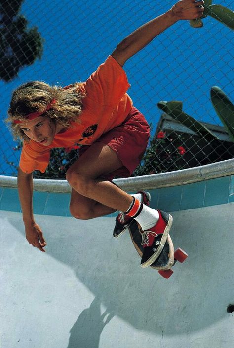 Croquis, Skateboard Aesthetic Skater Girls, Tony Alva, Poses Dynamiques, Sneakers Drawing, Old School Skateboards, Skate Photos, Vintage Skateboards, Skateboard Photography