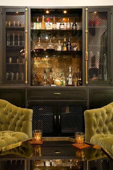 Elegant home bar in a room with tufted sofas Regency Living Room, Hollywood Regency Living Room, Chicken Wire Cabinets, Home Bar Cabinet, Home Bar Rooms, Modern Home Bar, Home Bar Design, Bar Designs, Black Living Room
