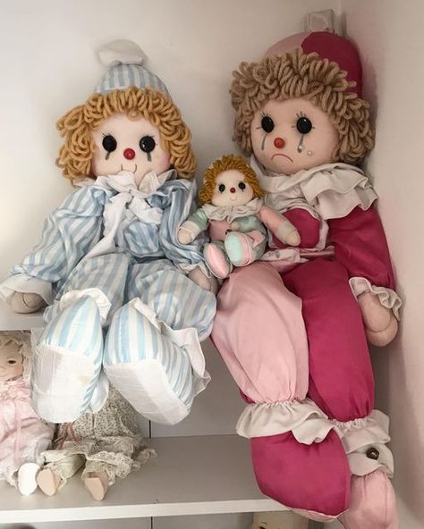 Haunted Porcelain Dolls, Creepy Vintage Dolls, Old Toys Aesthetic, Old Doll Aesthetic, Haunted Doll Aesthetic, Clown Dolls Vintage, Old Dolls Vintage, Porcelain Dolls Vintage, Vintage Clown Doll