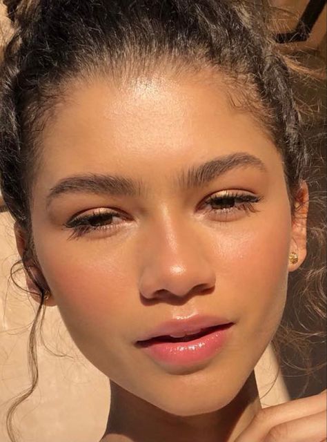 Zendaya Glowy Makeup, Natural Makeup Zendaya, No Makeup Look Pictures, Clean Skin Makeup Look, Glowy Make Up Looks, Dewy Makeup Tan Skin, Woman Face No Makeup, Tan Skin Clean Makeup, Slightly Tanned Skin