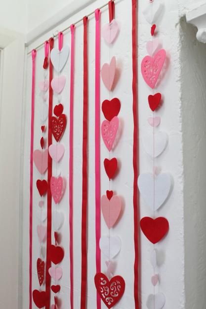 Making Hearts Decorations with Kids, Paper Crafts for Valentines Day Valentijnsdag Diy, Valentine Craft Decorations, Diy Valentine's Day Decorations, Diy Valentines Decorations, Valentines Day Photos, Diy Valentine, Diy Valentines Crafts, Valentine Photo, Heart Crafts