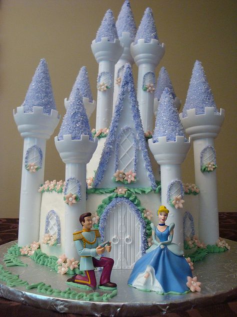 Awesome, awesome, awesome cake!!! Cinderella Castle Cake, Disney Castle Cake, Princess Party Cake, Castle Birthday Cakes, Princess Castle Cake, Princess Theme Birthday, Princess Theme Birthday Party, Cinderella Cake, Easter Bunny Cake