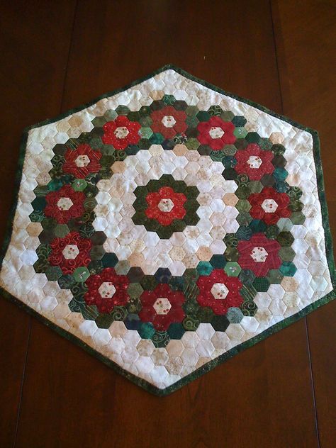 Xmas centerpiece | Nancy Rodriquenz | Flickr Christmas Hexie Projects, Hexie Quilts Patterns, Xmas Centerpieces, Grandmothers Flower Garden Quilt, Hexagon Quilt Pattern, Hexagon Patchwork, Christmas Patchwork, Flower Garden Quilt, Hexie Quilt