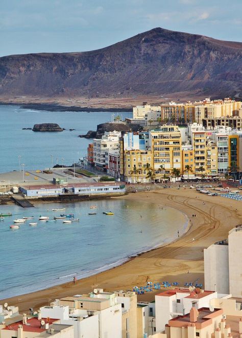 Las Coloradas tras la playa de las Canteras en Las Palmas de Gran Canaria Gran Canaria Beach, Edge City, Places In Spain, Spain Portugal, Island Art, Island Design, Spain And Portugal, Island Style, Island Travel