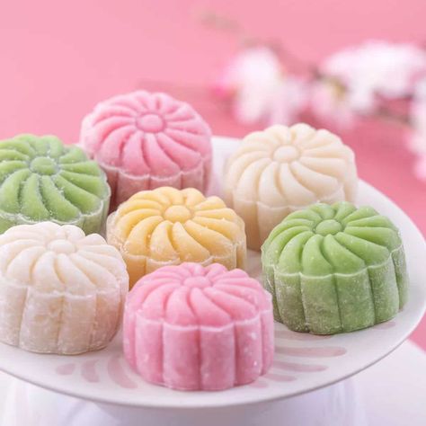 A Chinese Christmas cake recipe.Snow Skin Mooncakes have become very popular. Known as Bing Pi Yue Bing/冰皮 in Chinese, snow Skin Mooncake is believed to have originated in Hong Kong (although some argue that it’s from Singapore). It has become increasingly popular in Chinese bakeries, as well as in family kitchens thanks to its diverse appearance and simple cooking procedure. Chewy mochi is wrapped around sweet fillings, as opposed to traditional pastry. Try our recipe! Traditional Chinese Sweets, Chinese Pastries, Chinese Sweets, Chinese Bakery, Chinese Pastry, Chinese Christmas, Food Competition, Chinese Desserts, Christmas Cake Recipe