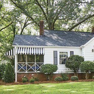 Charleston Cottage Exterior, Small Cottages Exterior, Small Southern Homes With Porches, Small Cottage Style Homes Interiors, Small Cottage Renovation Ideas, Small Cottage Interior Design, Outdoor Cottage Decor, Bungalow Cottage Exterior, Decorating Cottage Style