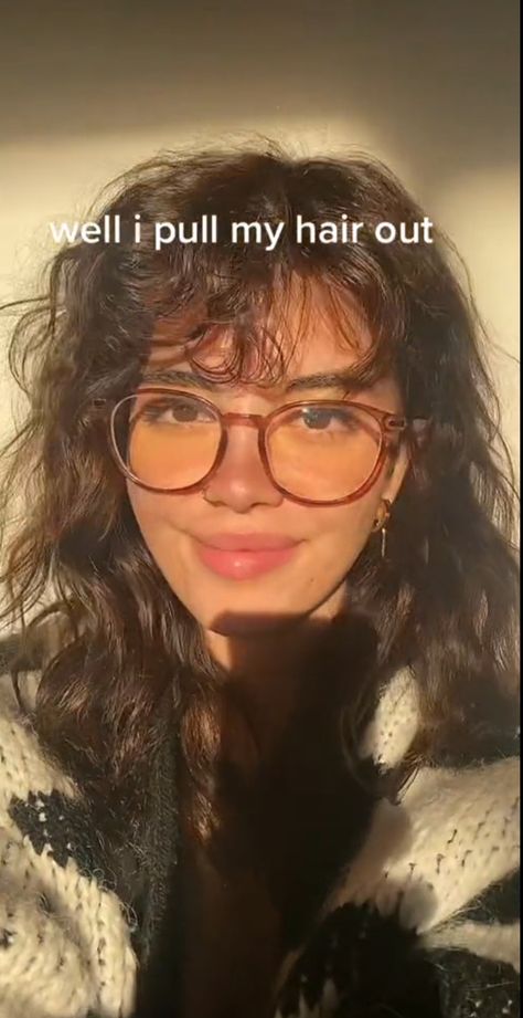 Tomboy Glasses Aesthetic, Glasses On Curly Hair, Hot Glasses Look, Brown Frames Glasses, Glasses Brunette Hair, Wavy Hair Bangs Glasses, Glasses On Brunettes, Wavy Bangs With Glasses, Glasses For Curly Hair Women