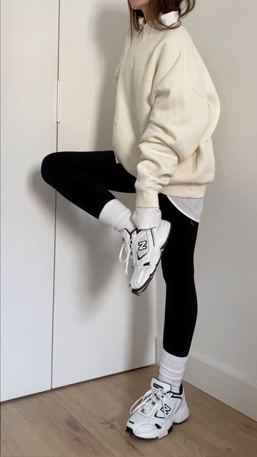 Lara on Instagram: "Everyday casual outfit — Go-to look both for weekdays and weekends lately🖤 #minimaloutfit #outfitreel #outfitinspo #casualoutfit #pinterestoutfit #ootdreel #newbalance #neutralstyle" Outfits W Leggings For School, Blazer Hoodie And Leggings Outfit, Sweatshirt Tied Around Waist Outfit, Cute Sporty Looks, Casual Outfit With Tennis Shoes, Athleisure To Work, Comfy Outfit For Work, Comfy Clothing Style, Long Flight Airport Outfit