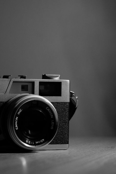 Free stock photo of black-and-white, camera, photography, vintage Content Portfolio, White Camera, Black And White Photo Wall, Fotografi Vintage, Black And White Picture Wall, Classic Camera, Gray Aesthetic, Images Esthétiques, Black And White Wallpaper