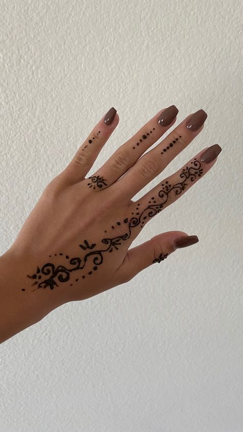 Henna Designs To Do On Yourself, Simple And Cute Henna Designs, Henna Finger Simple, Ring Henna Tattoo, Rose Tattoo Henna, Subtle Henna Designs, Henna Rings Simple, Thick Henna Designs Easy, Henna Designs Hand Floral