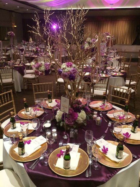 Purple And Gold Centerpieces, Quince Decorations Purple, Gold Anniversary Decorations, Plum Wedding Decorations, Conference Decor, Red Table Settings, Purple Table Settings, Wedding Color Schemes Purple, 15th Birthday Decorations