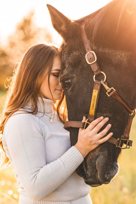 With Horse Photography, Horse Girl Photoshoots, Senior Pictures Horses Ideas, Posing With Horses Photo Ideas, Poses With Horses Photography, People With Horses Photography, Fall Photos With Horses, Posing With Horses, Family Photos With A Horse