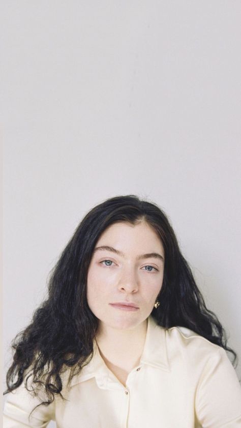 Lorde Lockscreen Lorde Lockscreen, Pluto Sagittarius, Lorde Wallpaper, Lorde Aesthetic, Capricorn Rising, Enneagram 4, Girly Pop, Assassins Creed Art, Assassin Creed