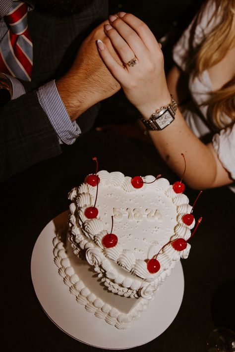 Save The Date Pre Wedding, Save The Date Cake Ideas, Wedding Date Cake, Save The Date Cake Photoshoot, Anniversary Cake Photoshoot, Couple Cake Photoshoot, Engagement Photos Cake, Engagement Photos With Cake, Cake Engagement Photos