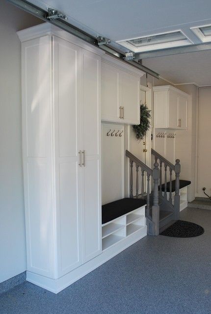 Mud Room Garage, Casa Garage, Garage Entryway, Closet Factory, Garage Mudroom, Garage Storage Inspiration, White Cupboards, Mudroom Lockers, Garage Renovation