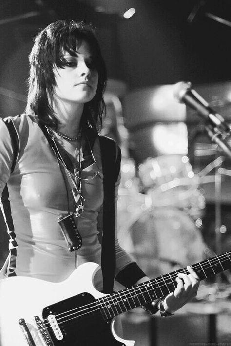 Kristen Stewart is a hot Joan jett Jennette Mccurdy, Tumblr, Kellan Lutz, Kristen Stewart Joan Jett, Kristen Stewart Movies, The Runaways, Lita Ford, Kristin Stewart, Sarah Shahi