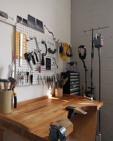 Jewellers Bench Ideas, Jewellery Workshop Ideas, Jewellery Studio Workspaces, Jewelry Making Station, Home Jewelry Studio, Metalsmith Studio, Jewelry Making Studio, Silversmithing Studio, Silversmith Studio