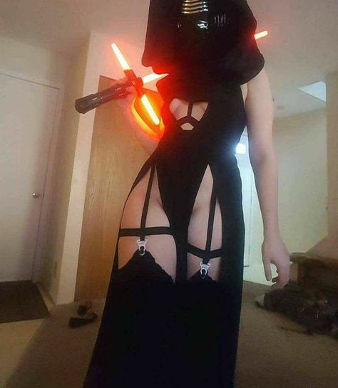 April Star (@aprilstarcosplay) no Instagram: “First off this is NOT me ....So I have two things for this cosplay of a gender bend Kylo Ren just…” Kylo Ren Outfit, Star Wars Girl, Kylo Ren Costumes, Kylo Ren Cosplay, Ren Star Wars, Star Wars Kylo Ren, Cuadros Star Wars, Maquillage Halloween, Geek Girls