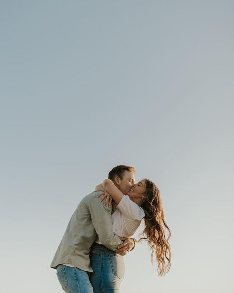 Couple Photoshoot Jeans White Shirt, Muir Beach Engagement Photos, Couples Photoshoot Ice Cream, Engagement Pictures Hairstyles, Mountain Picnic Photoshoot, Engagement Photos For Awkward Couples, Grass Couple Photoshoot, Couple Poses Natural, Seaside Florida Engagement Photos