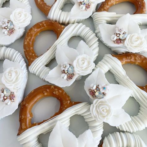 Essen, Chocolate Covered Pretzel Twists, Anniversary Treats Desserts, Wedding Shower Pretzel Rods, Chocolate Dipped Pretzels Wedding, Bridal Shower Pretzels, Fall Bridal Shower Treats, Bridal Shower Pretzel Rods, 49er Treats