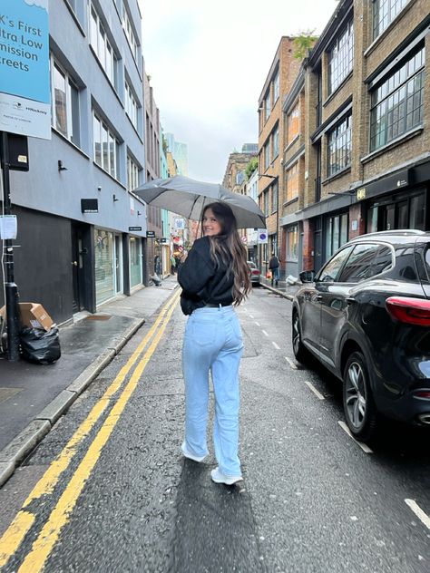 What to wear walking In london on a rainy day Rainy Day London, London Outfit Ideas, Baggy Jean, Walks In London, London Outfit, On A Rainy Day, A Rainy Day, Rainy Days, Rainy Day