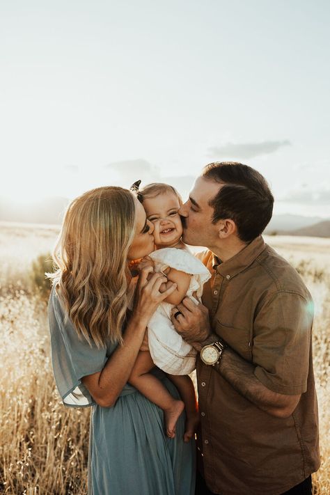 Boho Family Photos, Fall Photoshoot Family, Outdoor Family Photoshoot, Baby Family Pictures, Cute Family Photos, Family Photoshoot Poses, Family Photos With Baby, Fall Family Portraits, Fall Family Photo Outfits