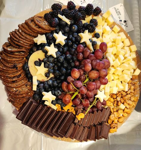 Essen, Eclipse Themed Charcuterie, Moon Theme Snacks, Moon And Star Charcuterie Board, Nye Party Themes Ideas, Space Themed Party Foods, Blue Moon Party Ideas, Nye Theme Ideas, Star Themed Party Food